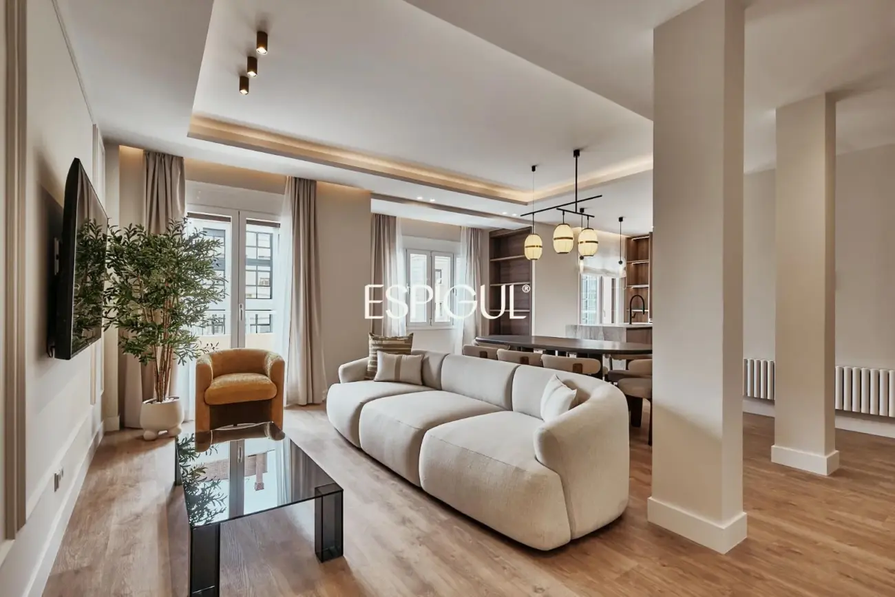 Отремонтированная внешняя квартира с террасой на продажу в Гойе, район Саламанка