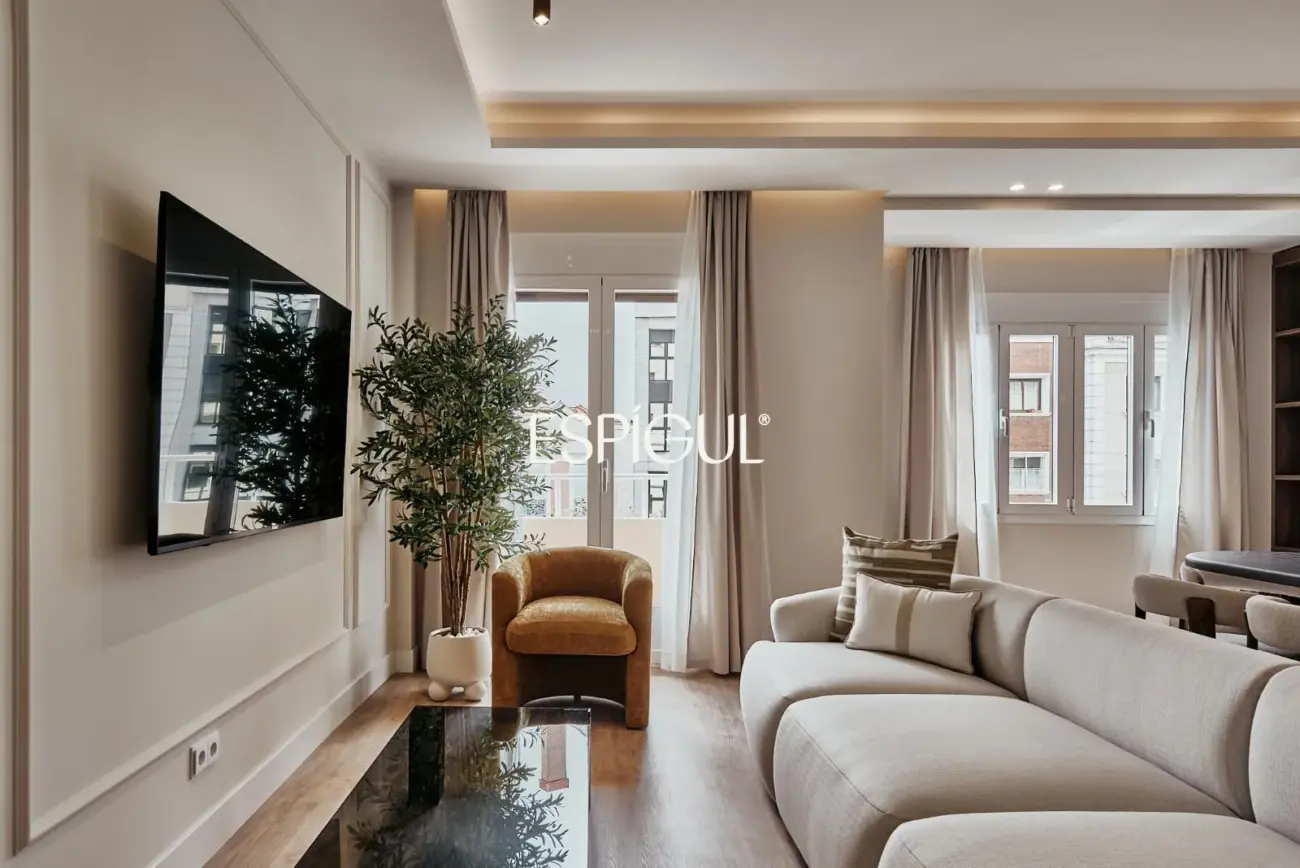 Отремонтированная внешняя квартира с террасой на продажу в Гойе, район Саламанка