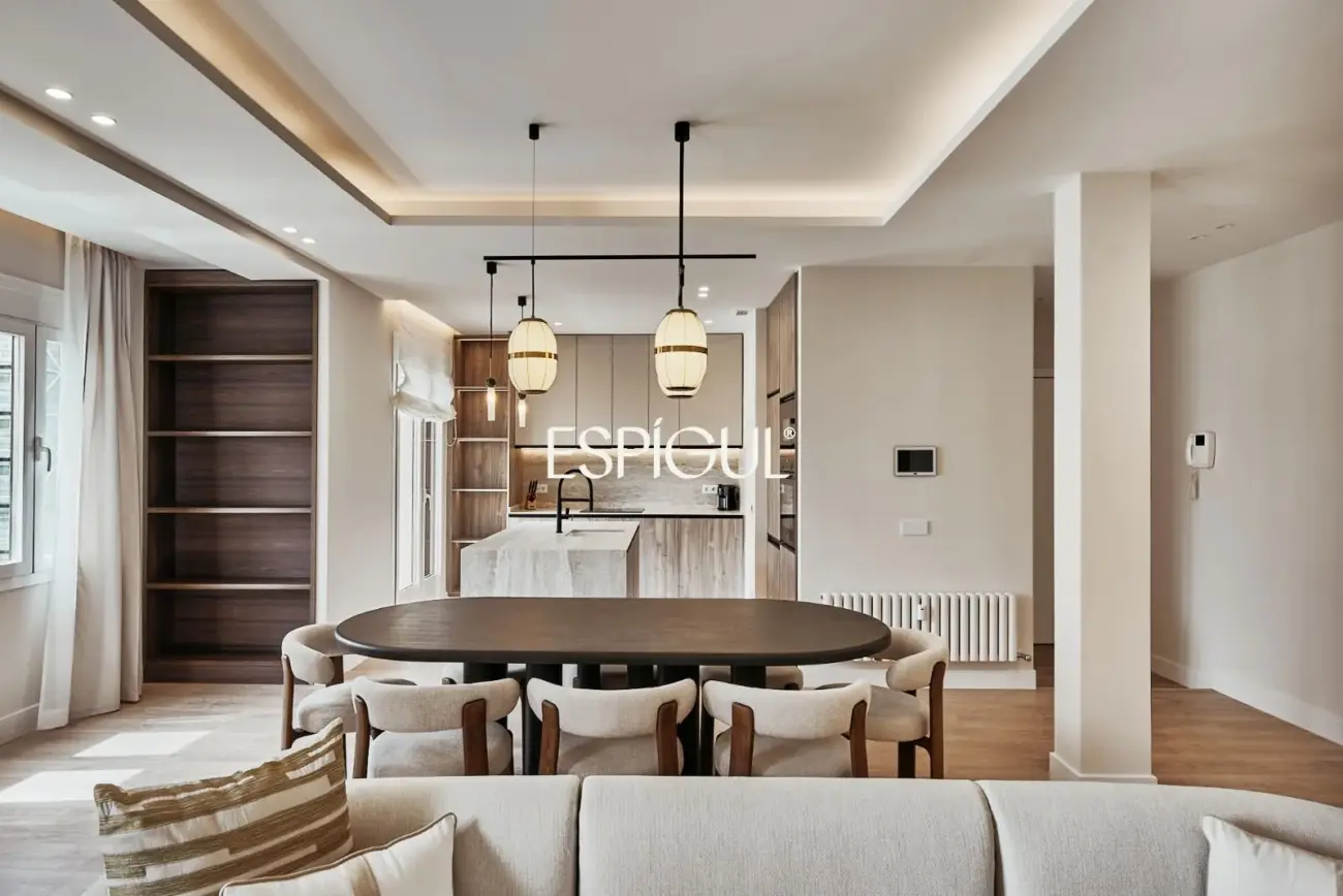 Отремонтированная внешняя квартира с террасой на продажу в Гойе, район Саламанка