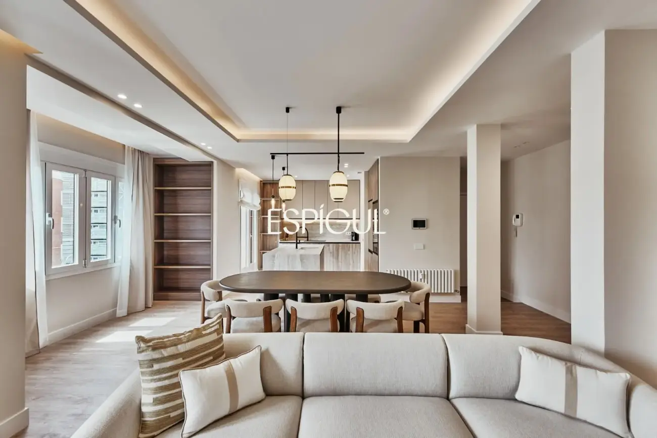 Отремонтированная внешняя квартира с террасой на продажу в Гойе, район Саламанка