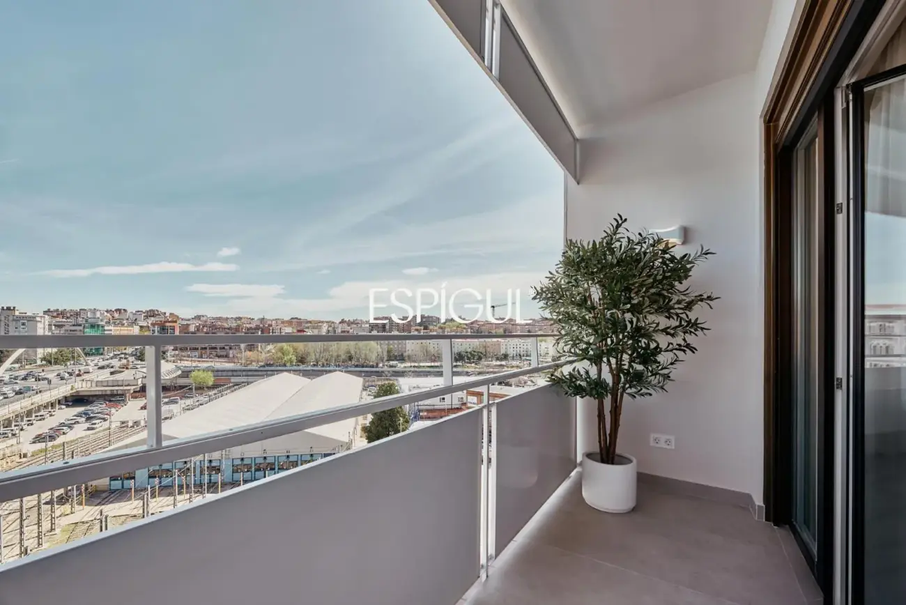Exterior-facing renovated apartment for sale with terrace in Ventas