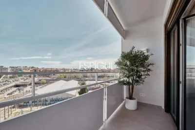Exterior-facing renovated apartment for sale with terrace in Ventas