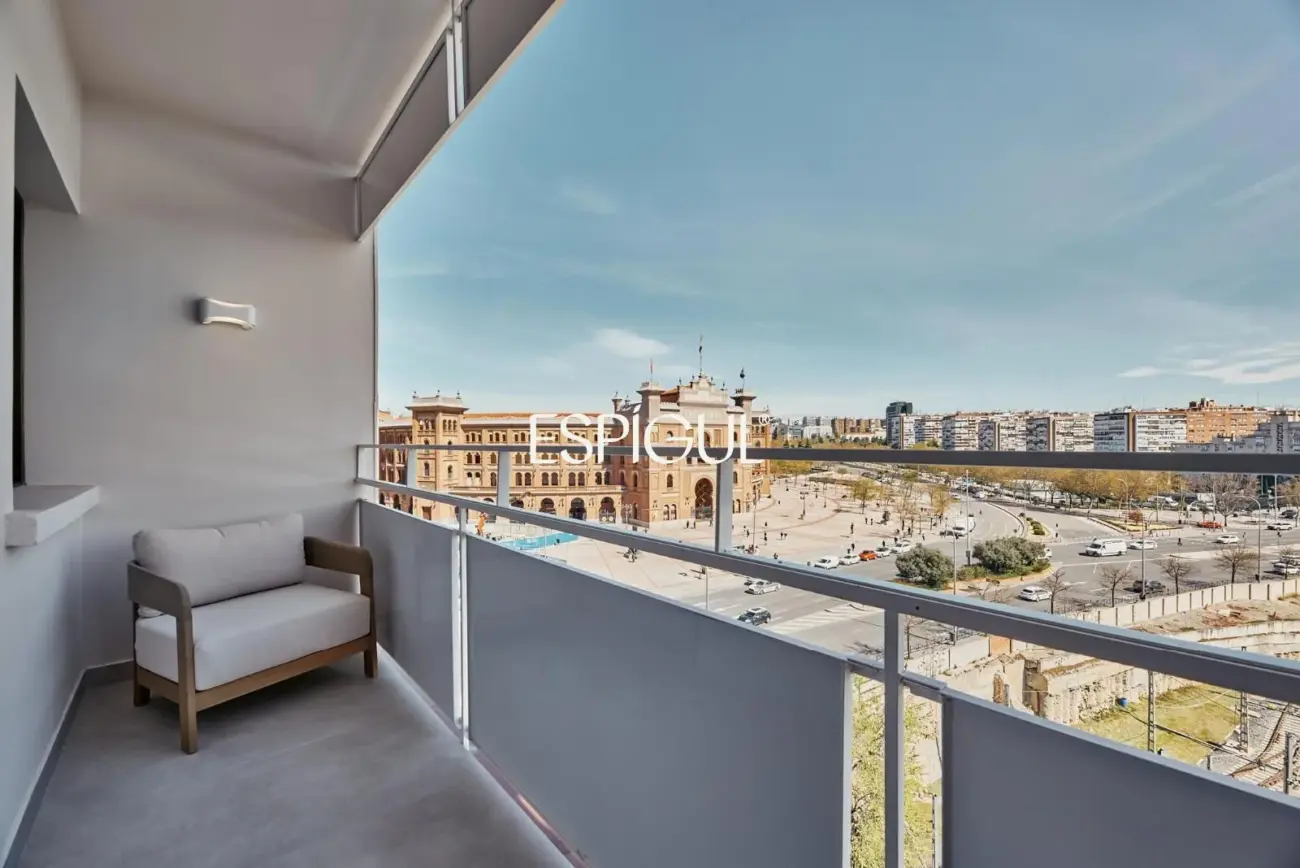 Exterior-facing renovated apartment for sale with terrace in Ventas