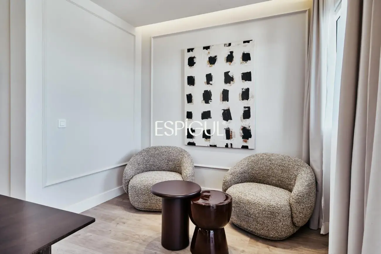 Exterior-facing renovated apartment for sale with terrace in Ventas