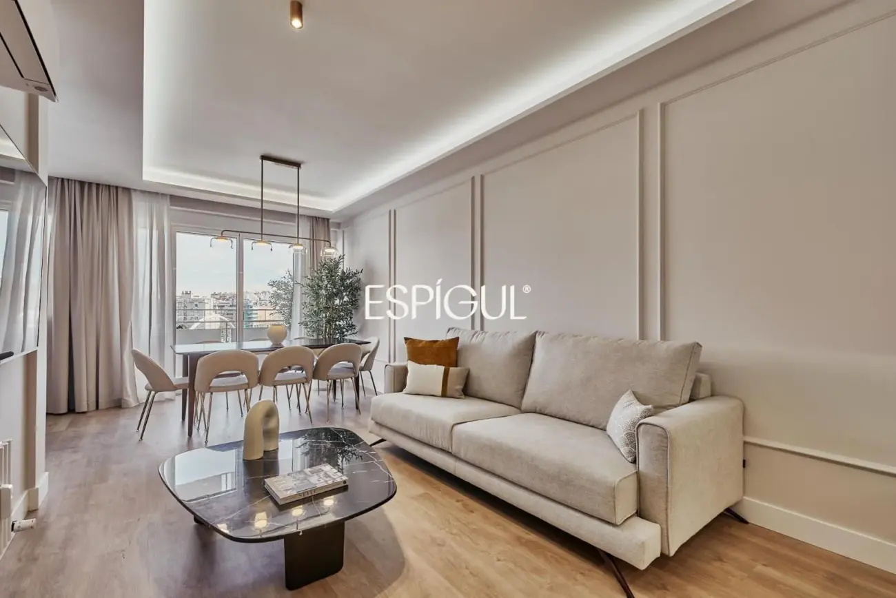 Exterior-facing renovated apartment for sale with terrace in Ventas