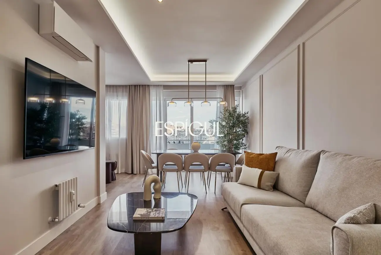 Exterior-facing renovated apartment for sale with terrace in Ventas