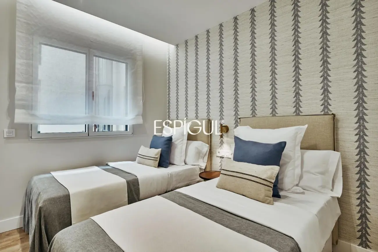 Exterior-facing renovated apartment for sale with terrace in Ventas