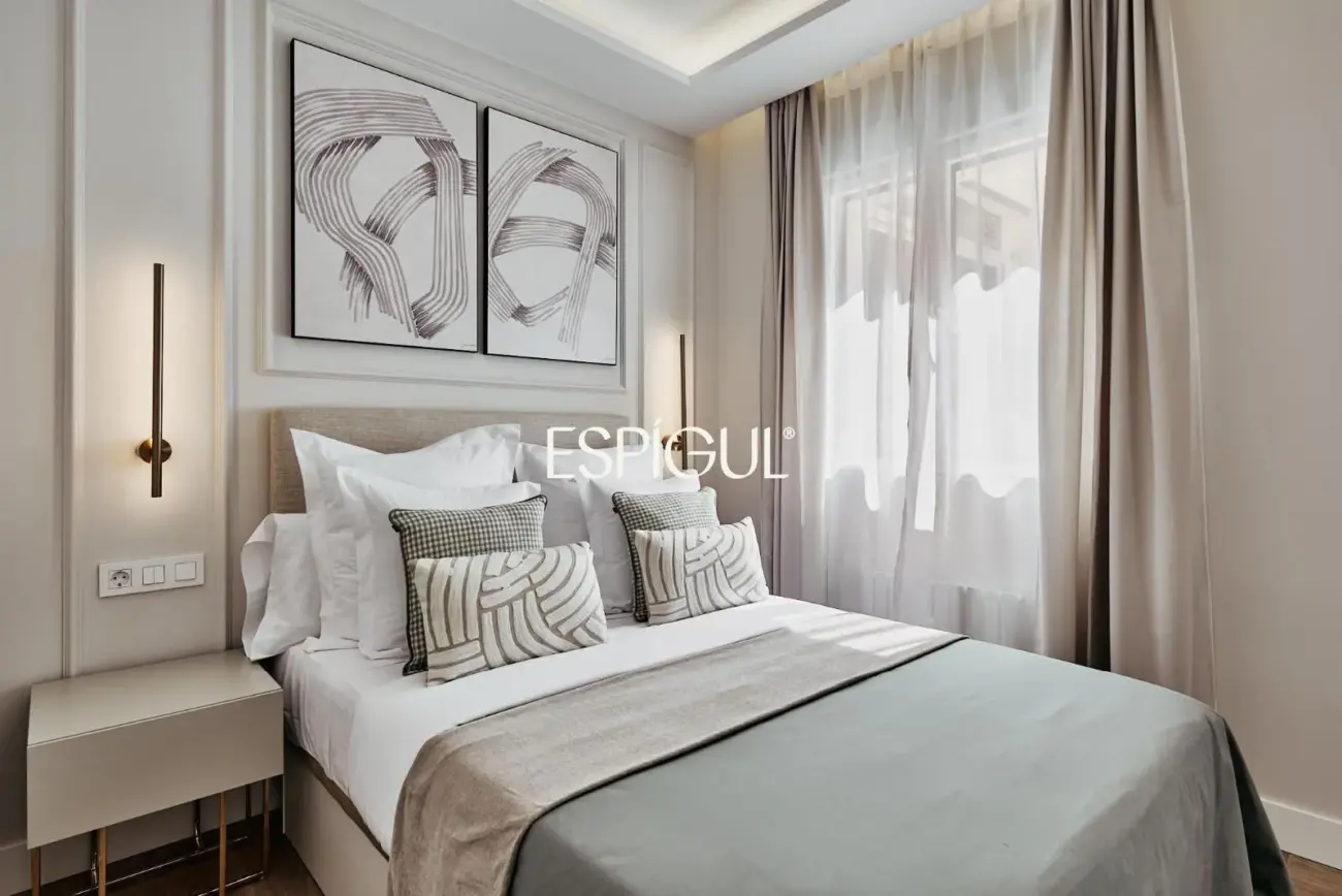 Exterior-facing renovated apartment for sale with terrace in Ventas