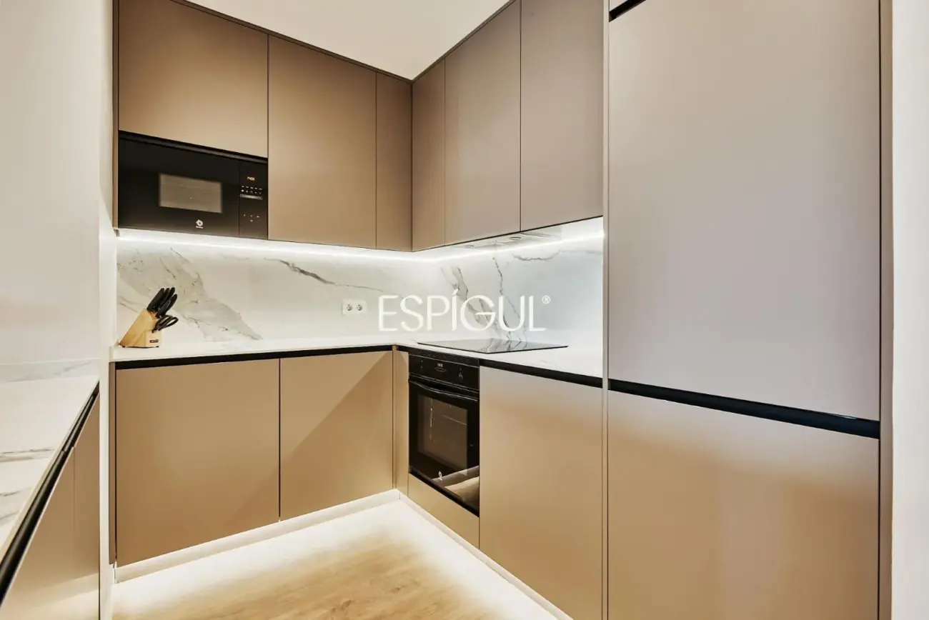 Exterior-facing renovated apartment for sale with terrace in Ventas