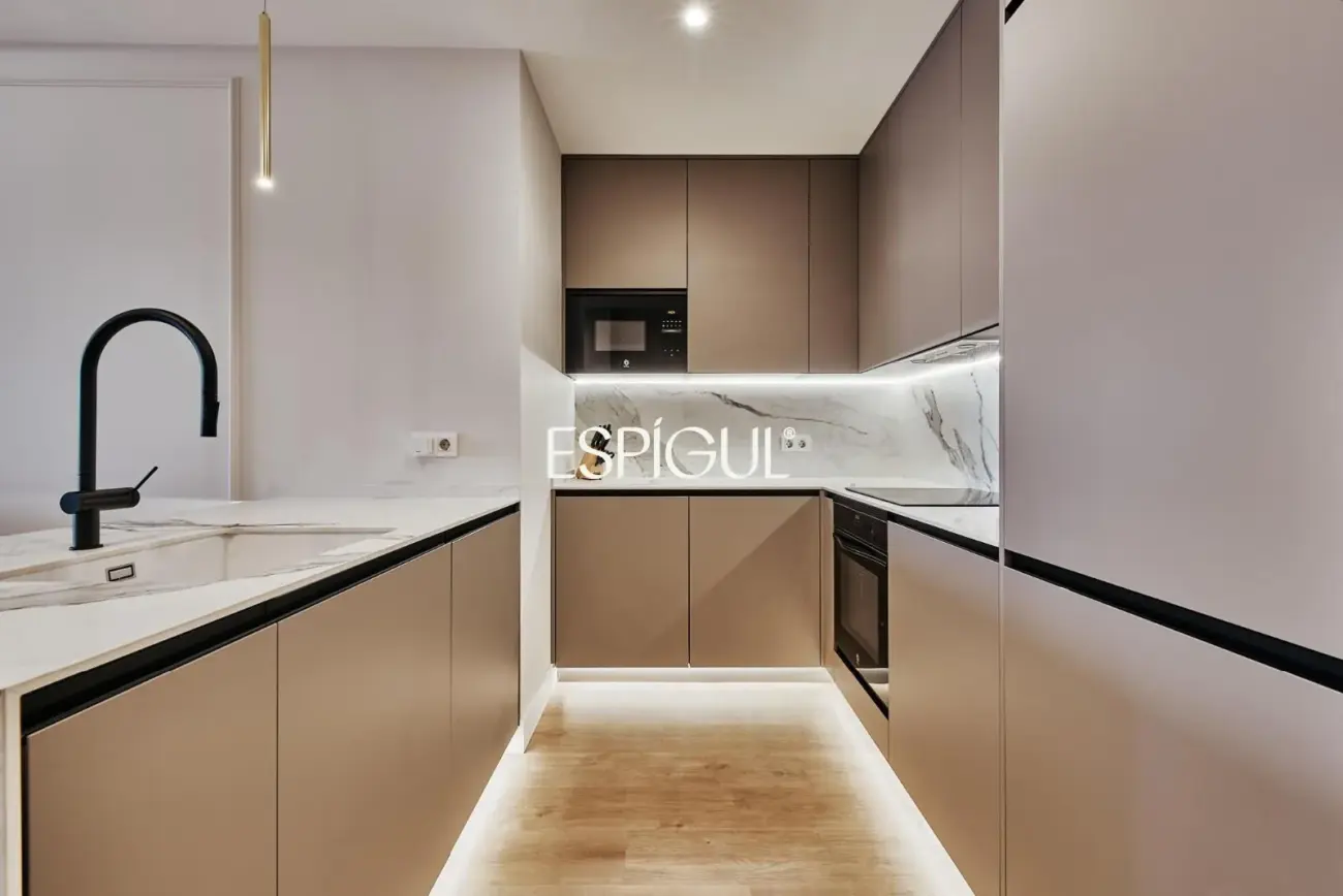 Exterior-facing renovated apartment for sale with terrace in Ventas