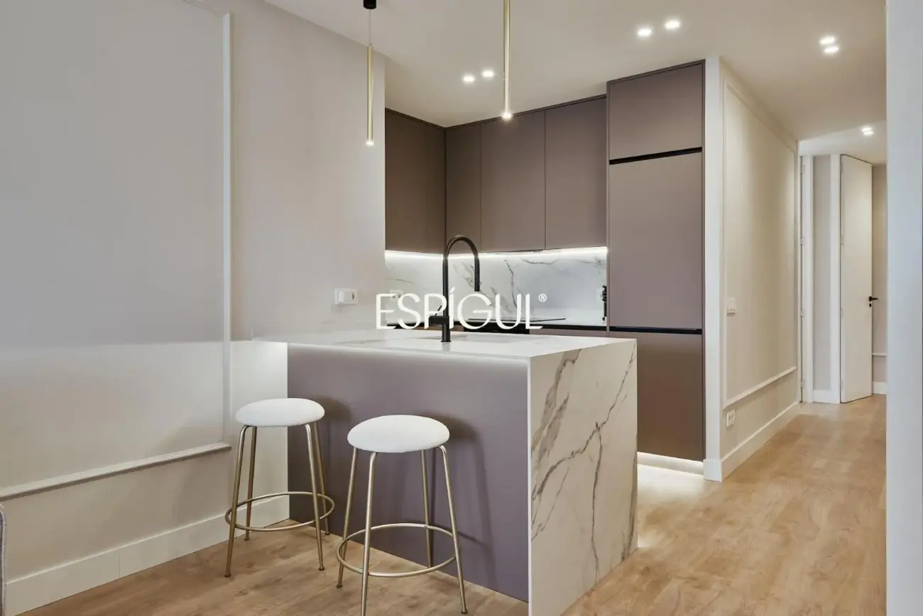 Exterior-facing renovated apartment for sale with terrace in Ventas