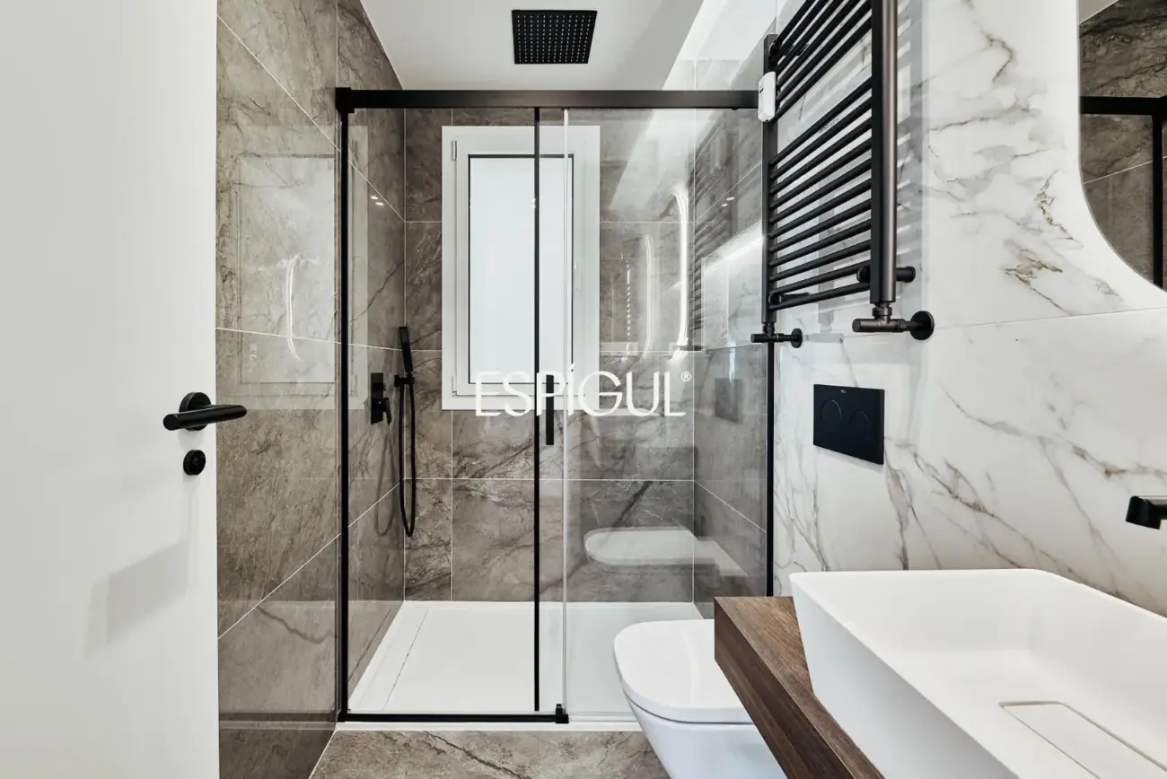 Exterior-facing renovated apartment for sale with terrace in Ventas