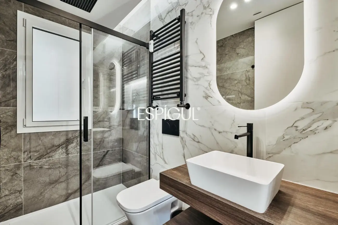 Exterior-facing renovated apartment for sale with terrace in Ventas