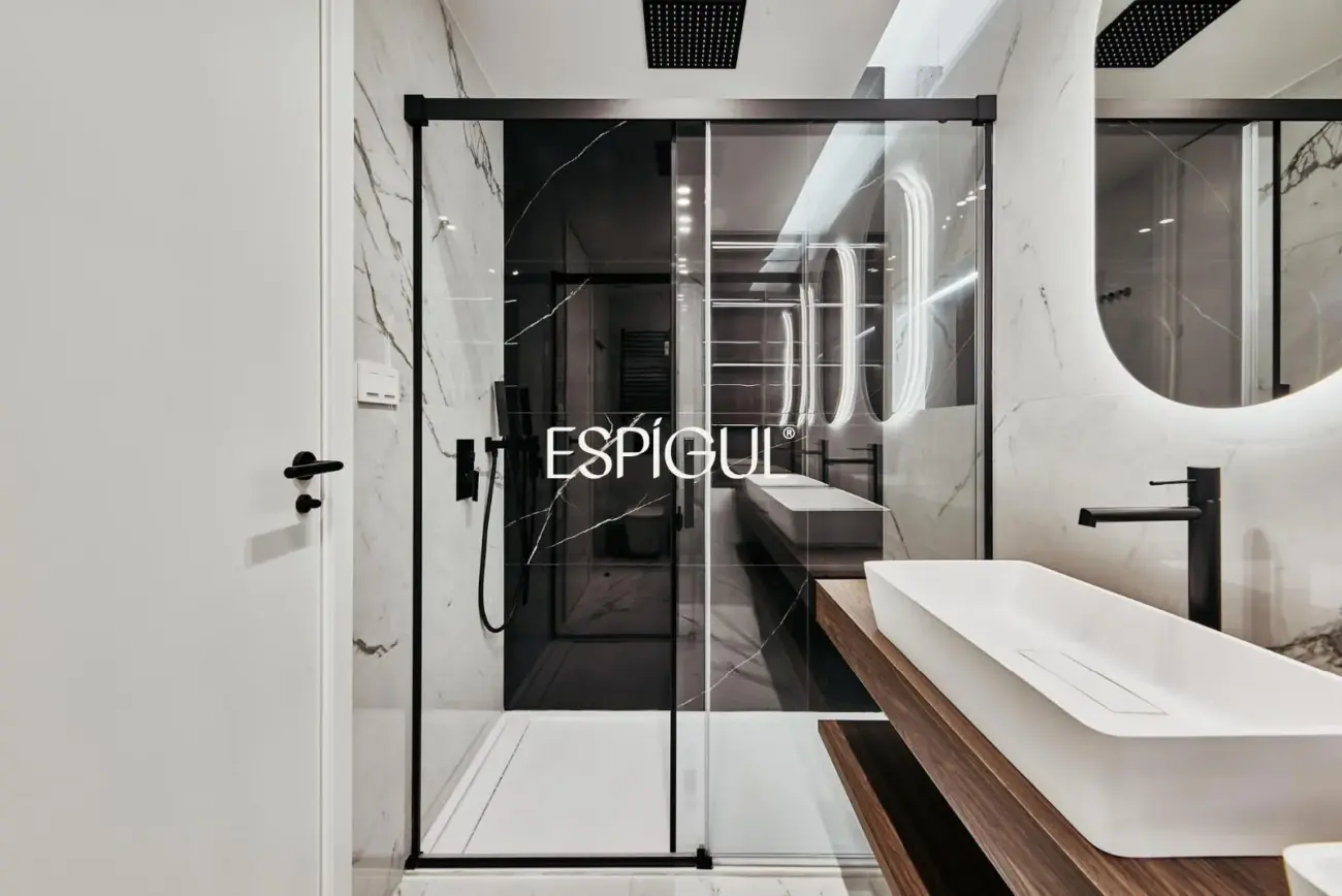 Exterior-facing renovated apartment for sale with terrace in Ventas