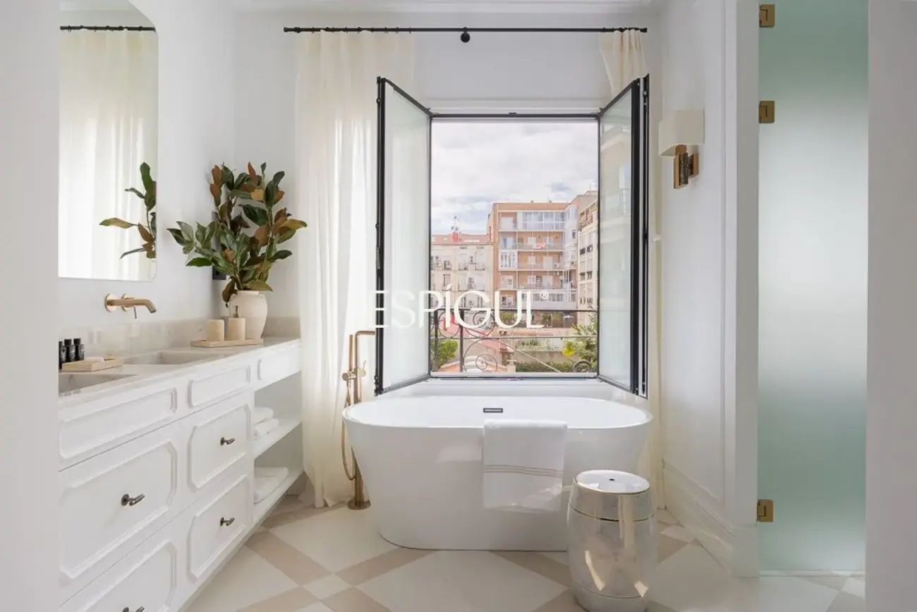 Piso en venta exterior reformado en Recoletos