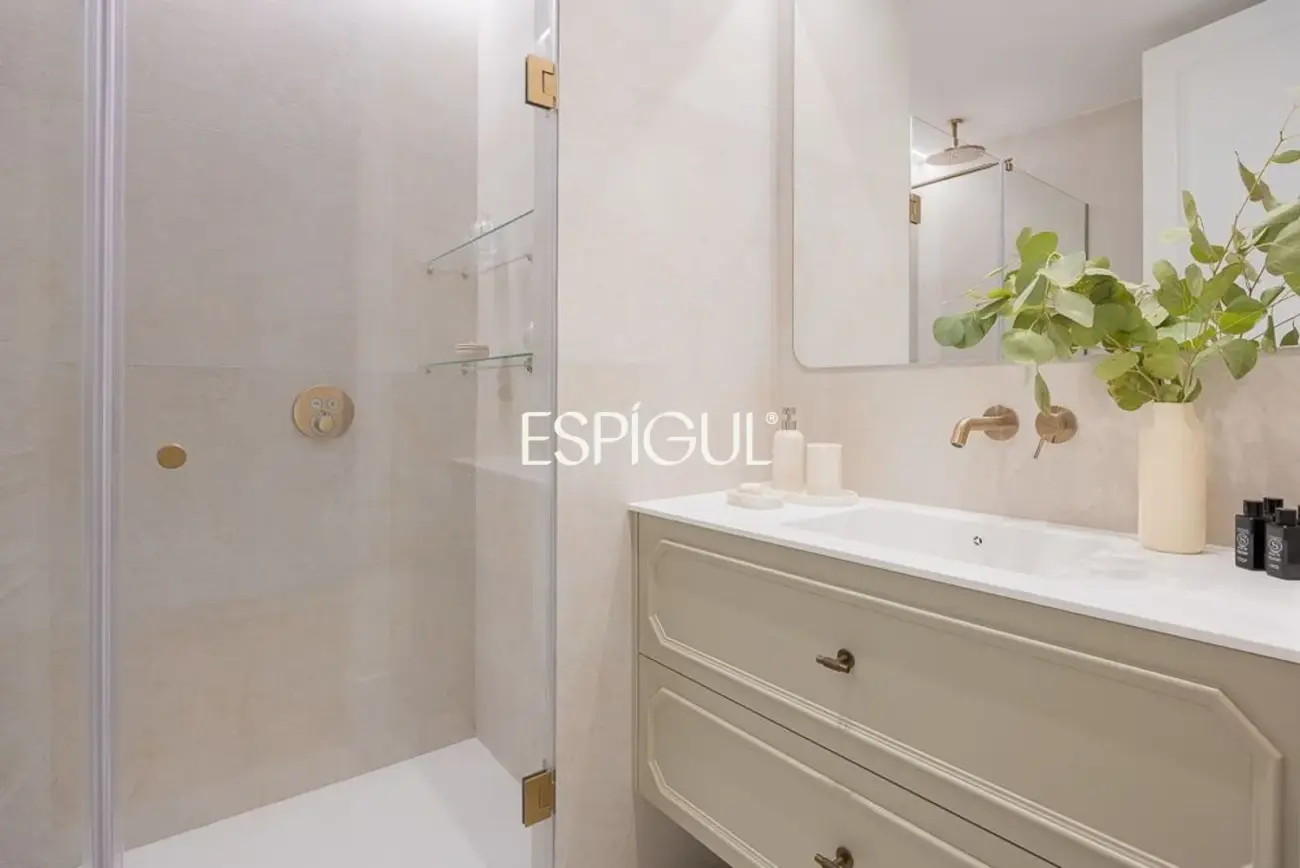 Piso en venta exterior reformado en Recoletos