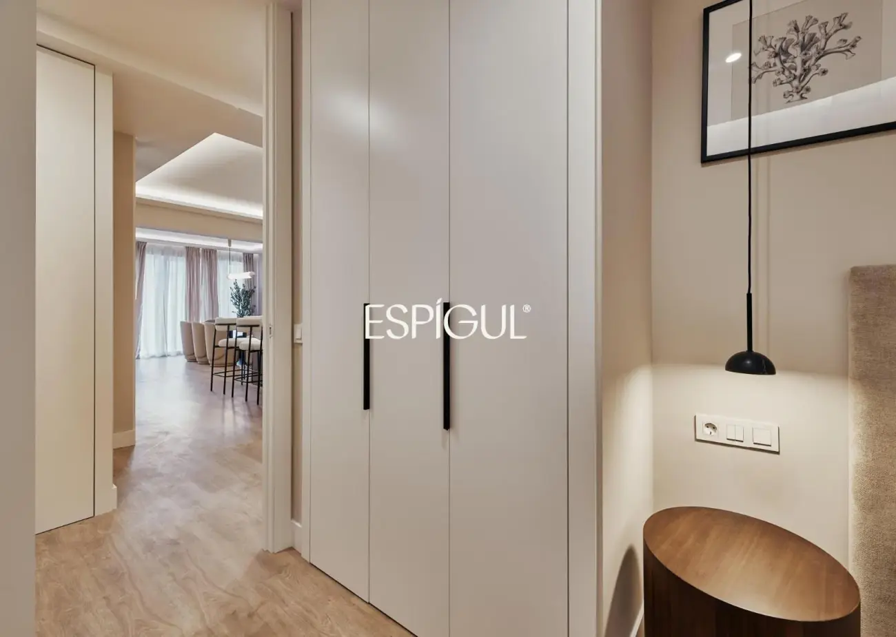 Отремонтированная, меблированная квартира на продажу с гаражным местом, включенным в стоимость. Готова к заселению.