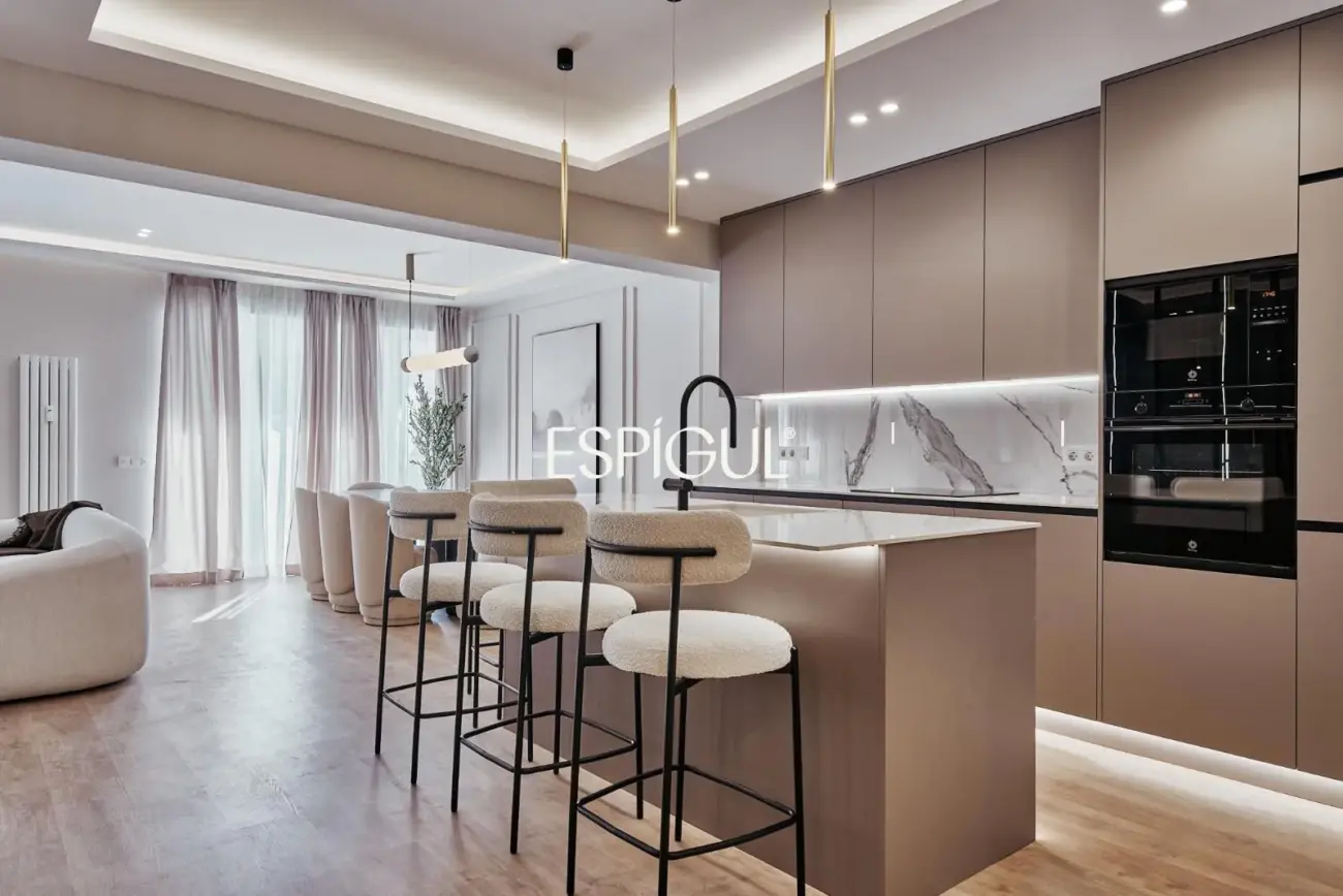 Отремонтированная, меблированная квартира на продажу с гаражным местом, включенным в стоимость. Готова к заселению.