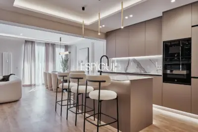 Отремонтированная, меблированная квартира на продажу с гаражным местом, включенным в стоимость. Готова к заселению.