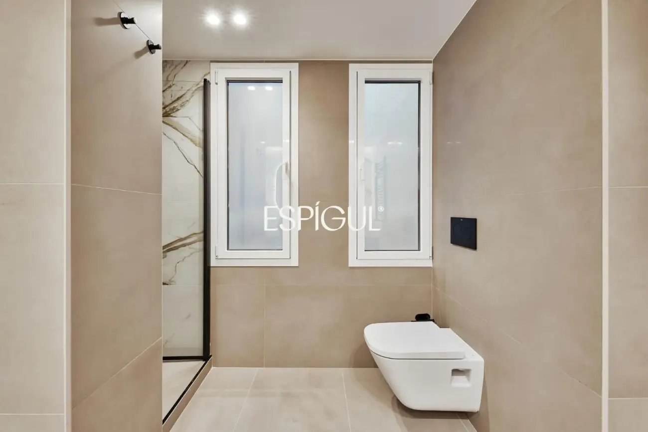 Отремонтированная, меблированная квартира на продажу с гаражным местом, включенным в стоимость. Готова к заселению.