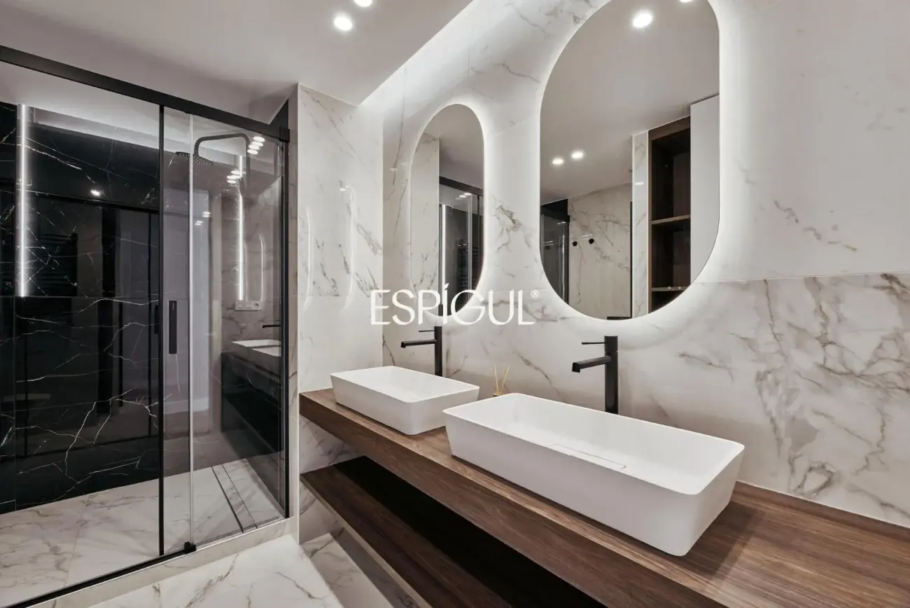 Отремонтированная, меблированная квартира на продажу с гаражным местом, включенным в стоимость. Готова к заселению.