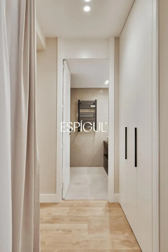 Отремонтированная, меблированная квартира на продажу с гаражным местом, включенным в стоимость. Готова к заселению.