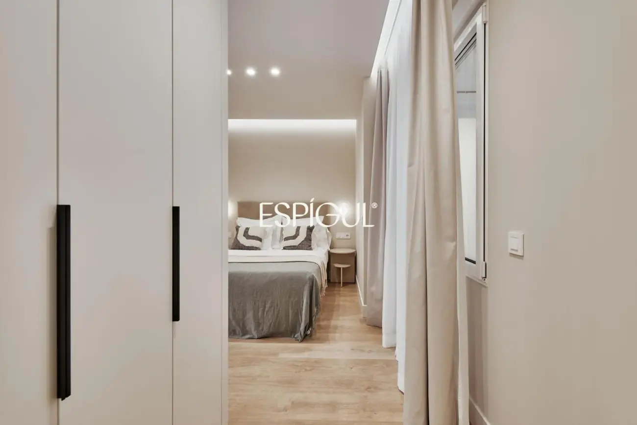 Отремонтированная, меблированная квартира на продажу с гаражным местом, включенным в стоимость. Готова к заселению.