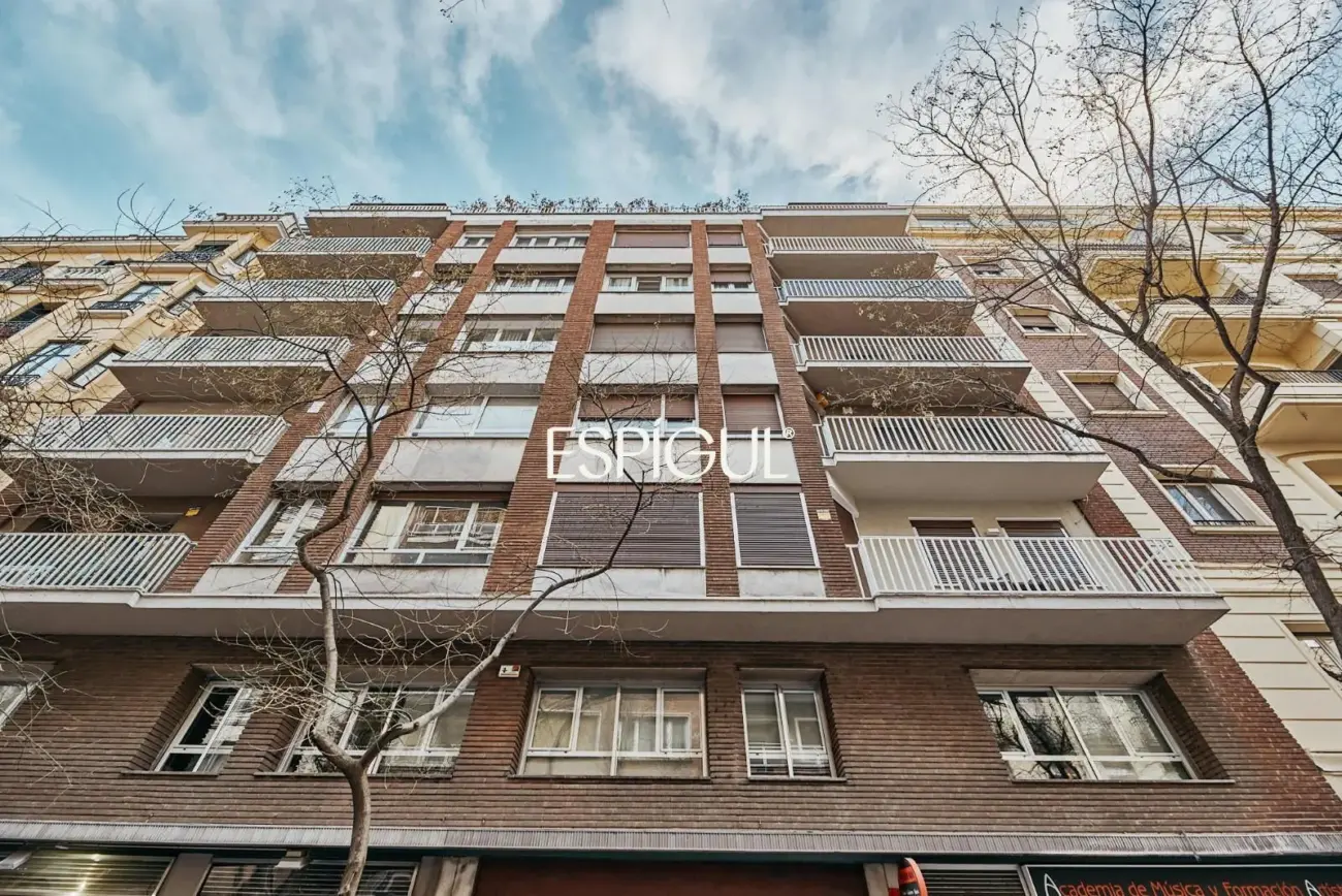 Отремонтированная, меблированная квартира на продажу с гаражным местом, включенным в стоимость. Готова к заселению.