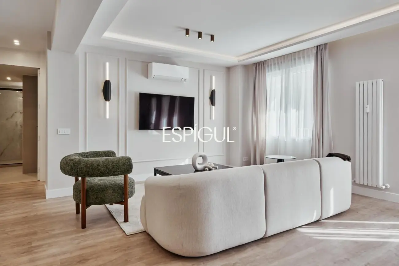 Отремонтированная, меблированная квартира на продажу с гаражным местом, включенным в стоимость. Готова к заселению.