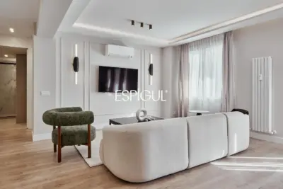 Отремонтированная, меблированная квартира на продажу с гаражным местом, включенным в стоимость. Готова к заселению.