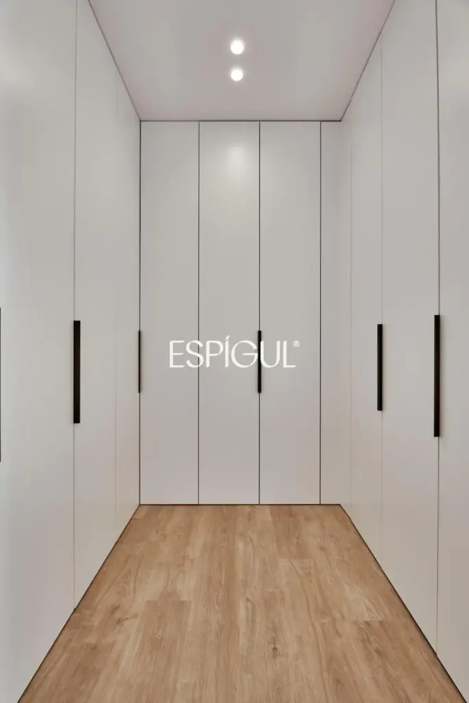 Отремонтированная, меблированная квартира на продажу с гаражным местом, включенным в стоимость. Готова к заселению.