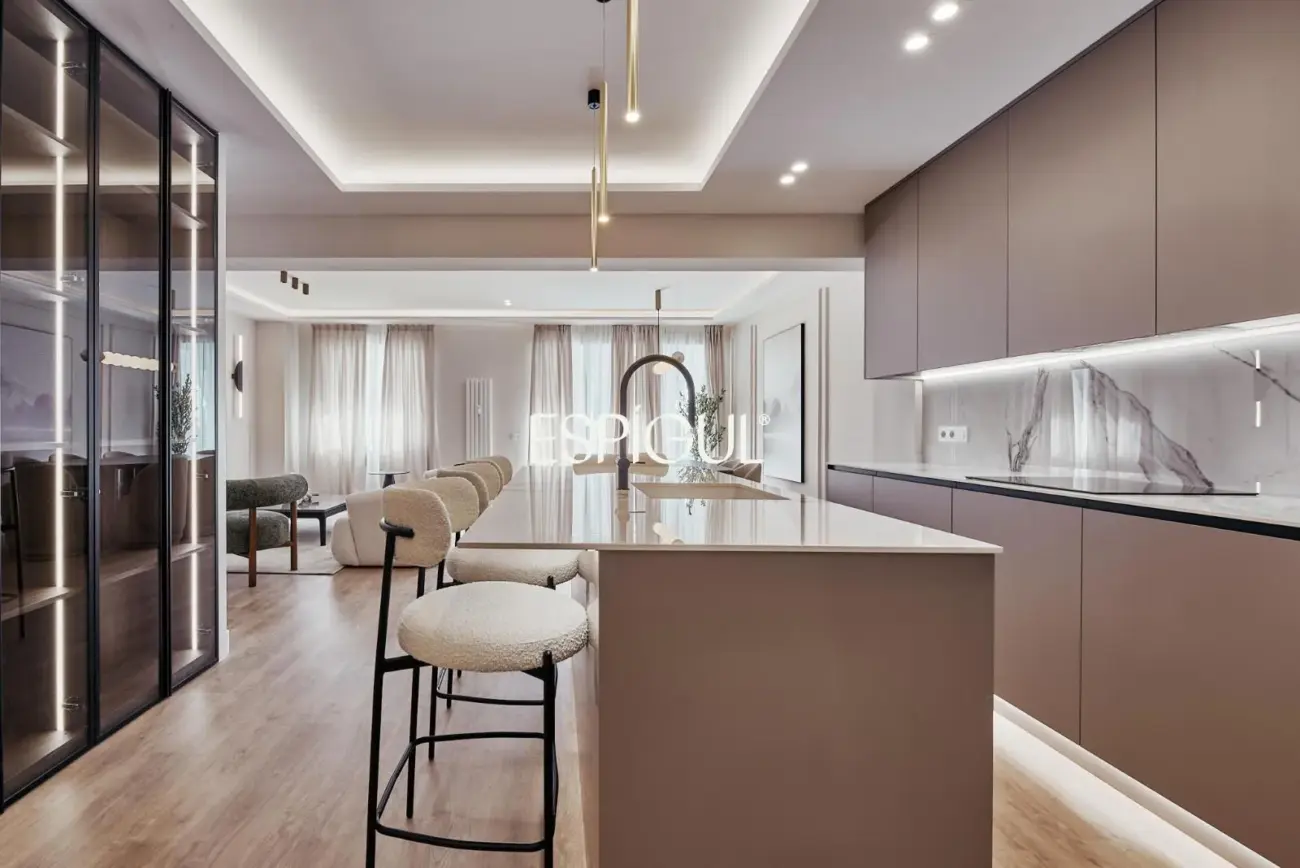 Отремонтированная, меблированная квартира на продажу с гаражным местом, включенным в стоимость. Готова к заселению.