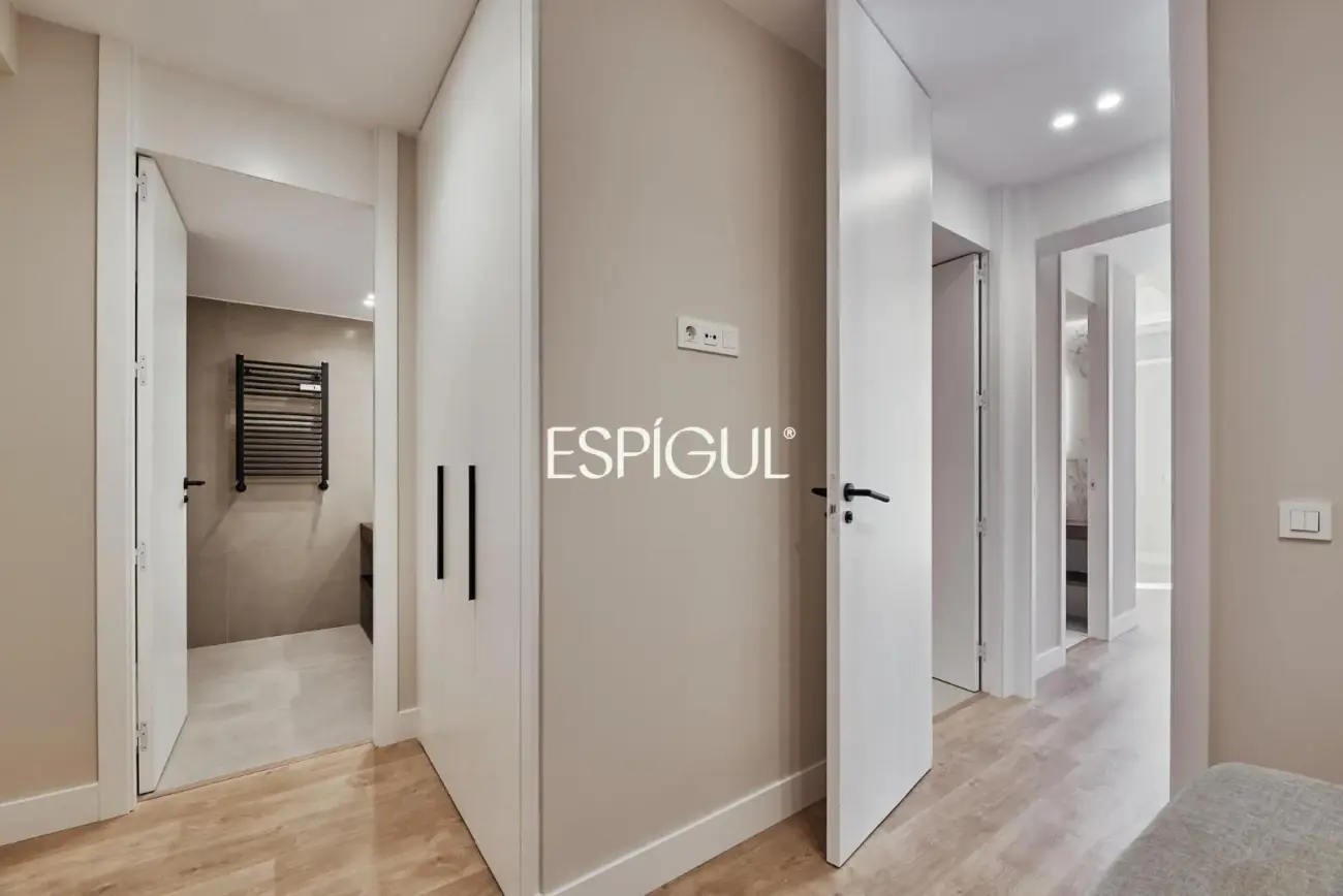 Отремонтированная, меблированная квартира на продажу с гаражным местом, включенным в стоимость. Готова к заселению.