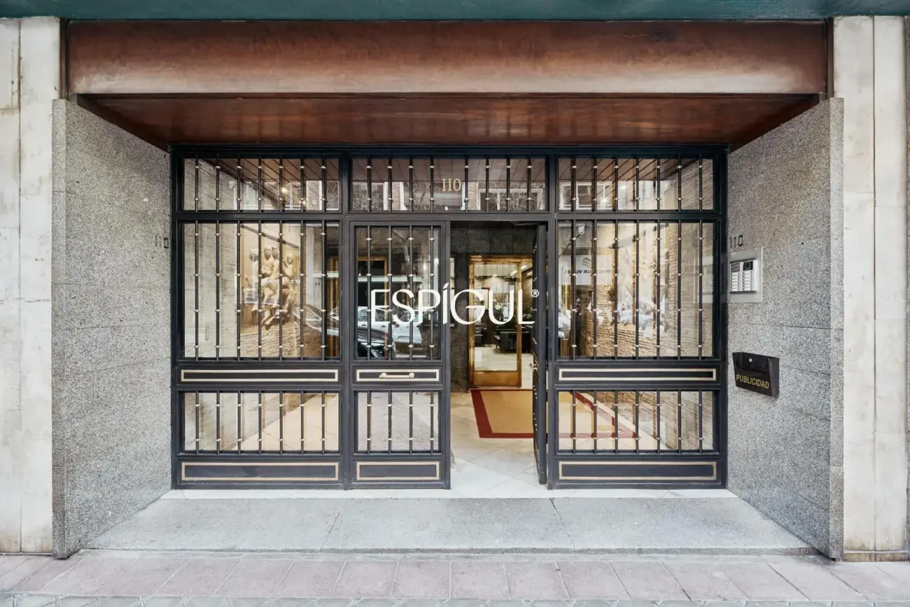 Отремонтированная, меблированная квартира на продажу с гаражным местом, включенным в стоимость. Готова к заселению.