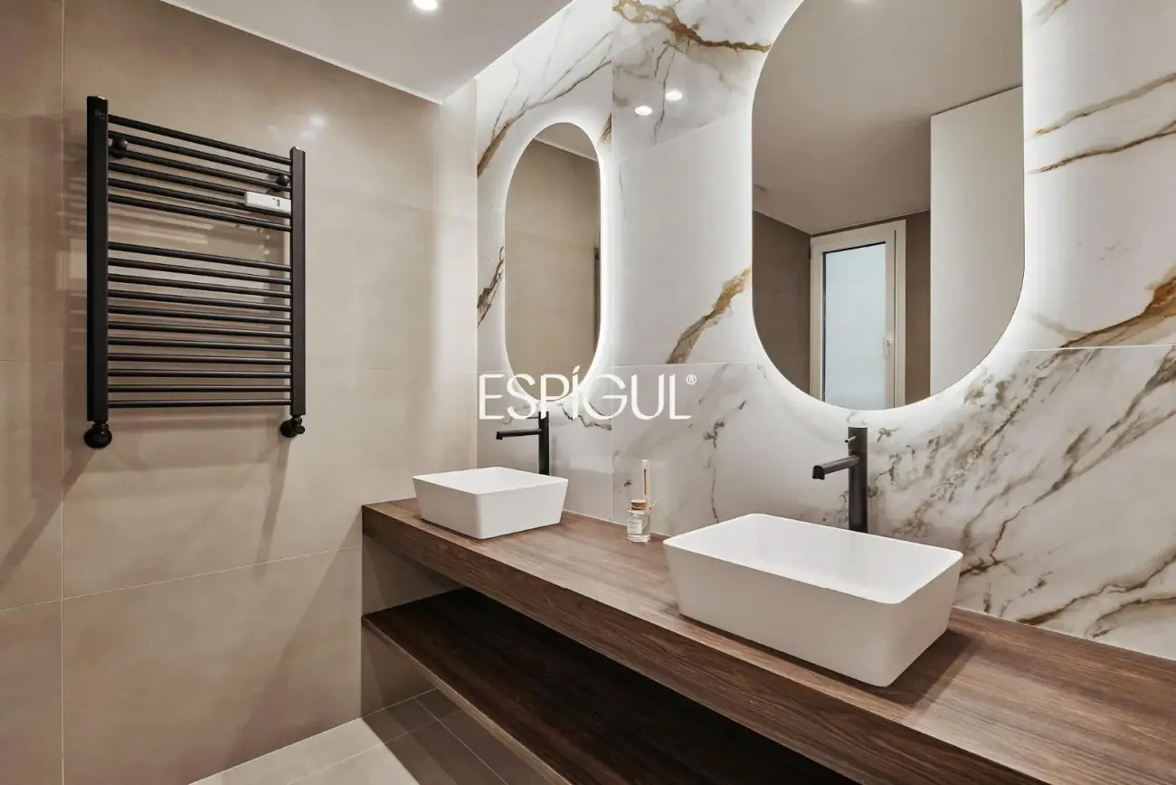 Отремонтированная, меблированная квартира на продажу с гаражным местом, включенным в стоимость. Готова к заселению.