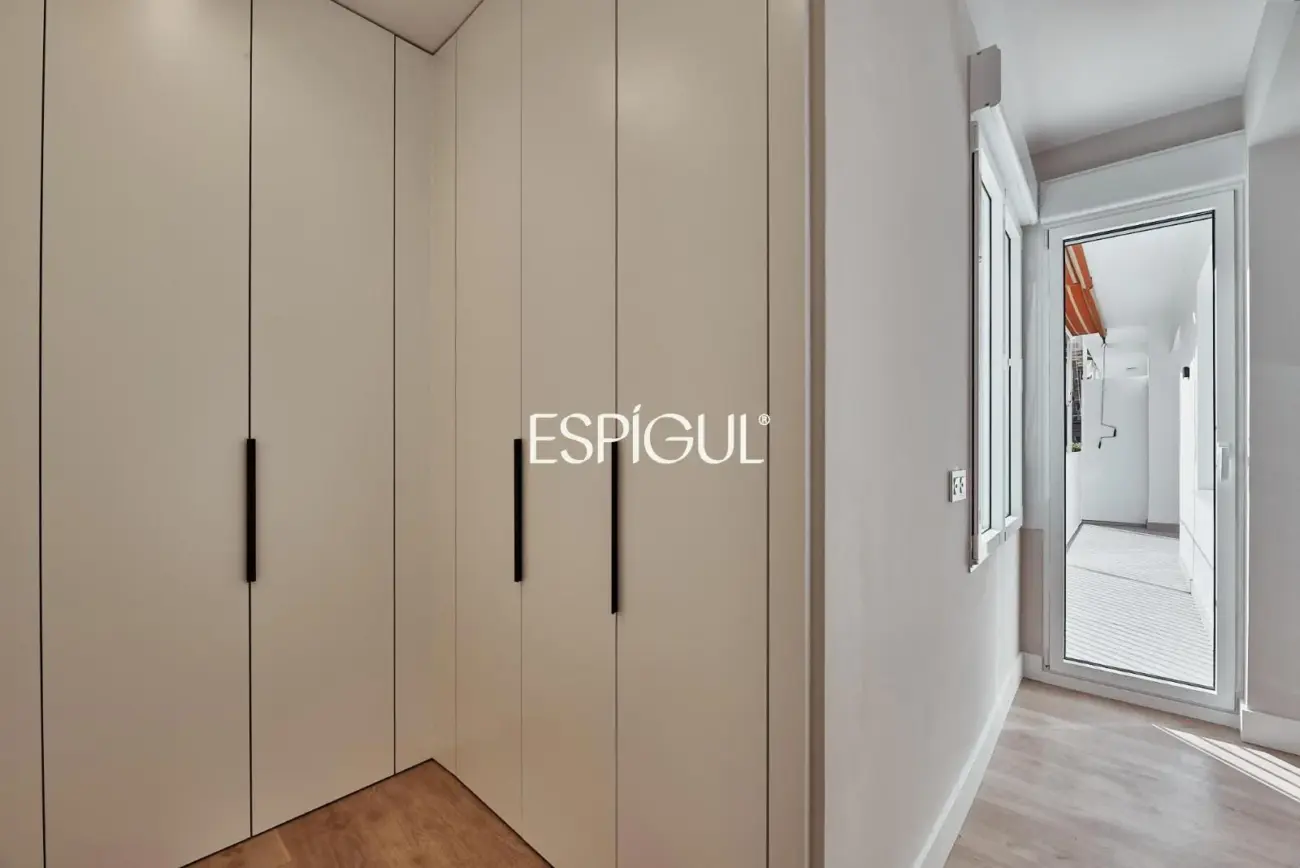 Отремонтированная, меблированная квартира на продажу с гаражным местом, включенным в стоимость. Готова к заселению.