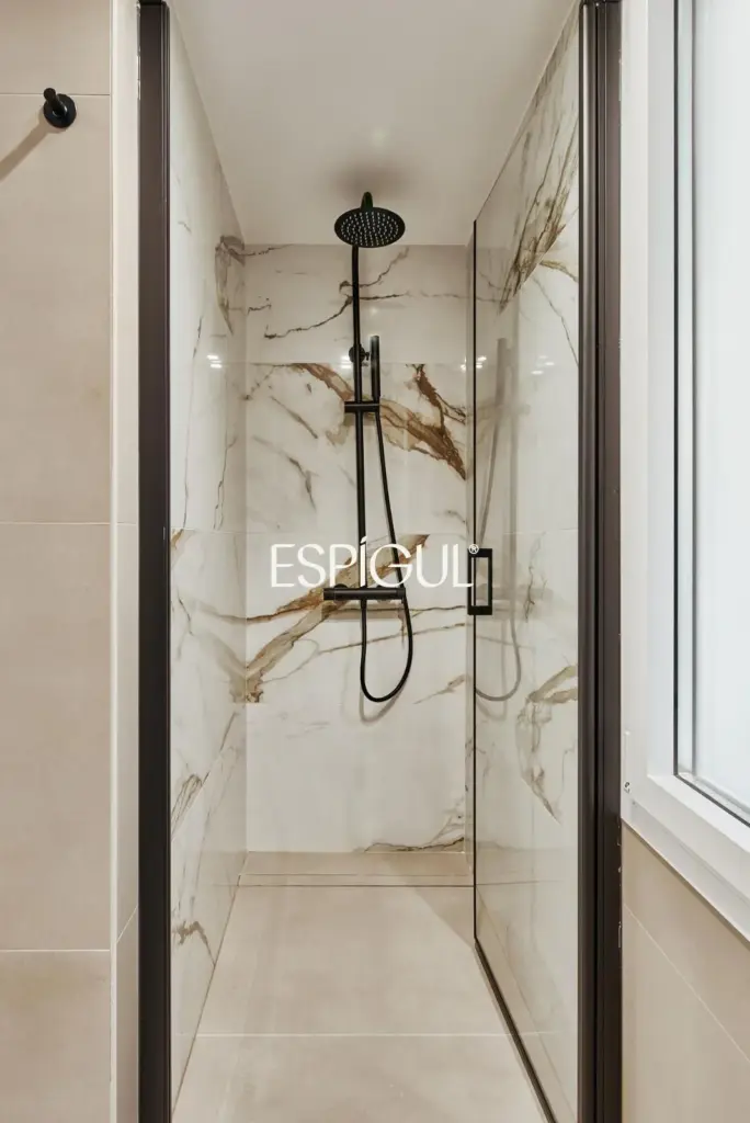 Отремонтированная, меблированная квартира на продажу с гаражным местом, включенным в стоимость. Готова к заселению.