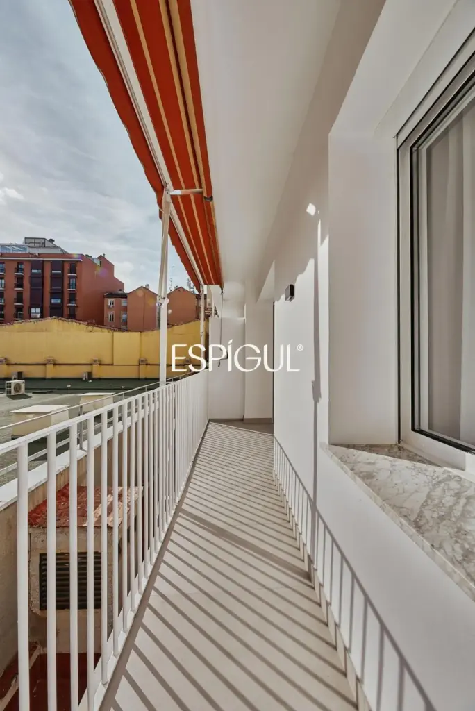 Отремонтированная, меблированная квартира на продажу с гаражным местом, включенным в стоимость. Готова к заселению.