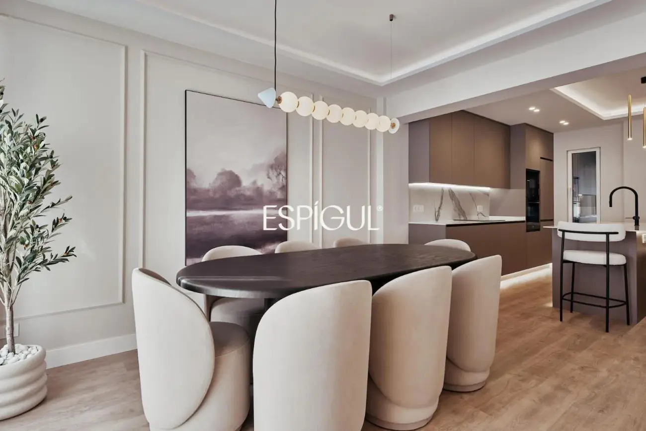 Отремонтированная, меблированная квартира на продажу с гаражным местом, включенным в стоимость. Готова к заселению.