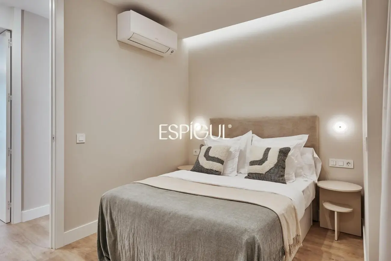 Отремонтированная, меблированная квартира на продажу с гаражным местом, включенным в стоимость. Готова к заселению.