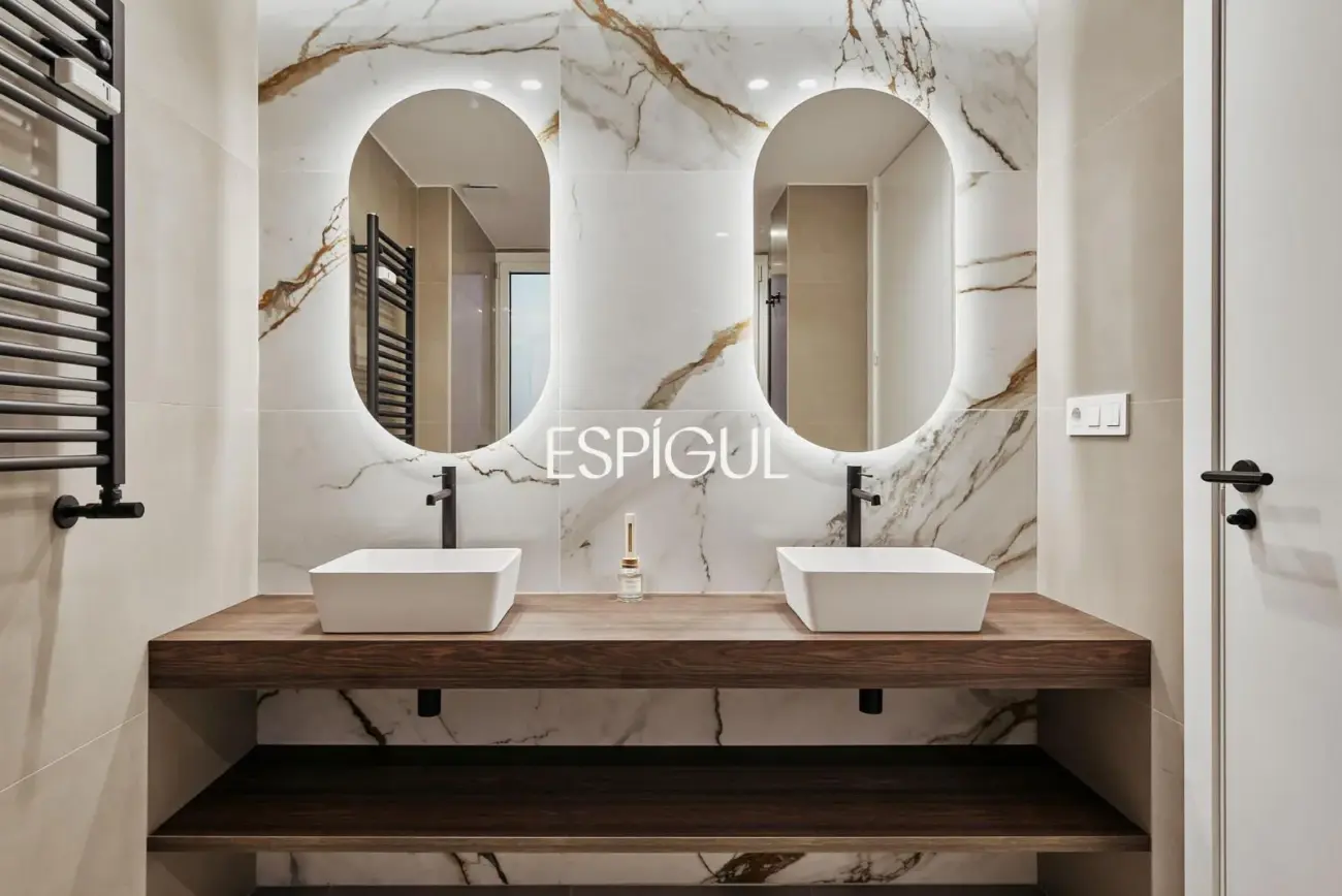 Отремонтированная, меблированная квартира на продажу с гаражным местом, включенным в стоимость. Готова к заселению.