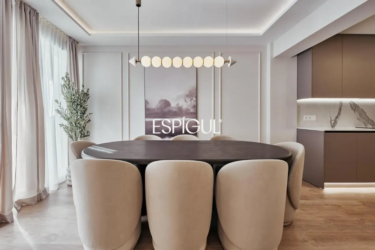 Отремонтированная, меблированная квартира на продажу с гаражным местом, включенным в стоимость. Готова к заселению.