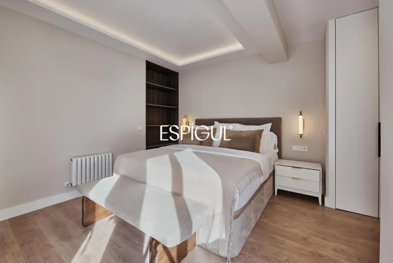 Отремонтированная, меблированная квартира на продажу с гаражным местом, включенным в стоимость. Готова к заселению.