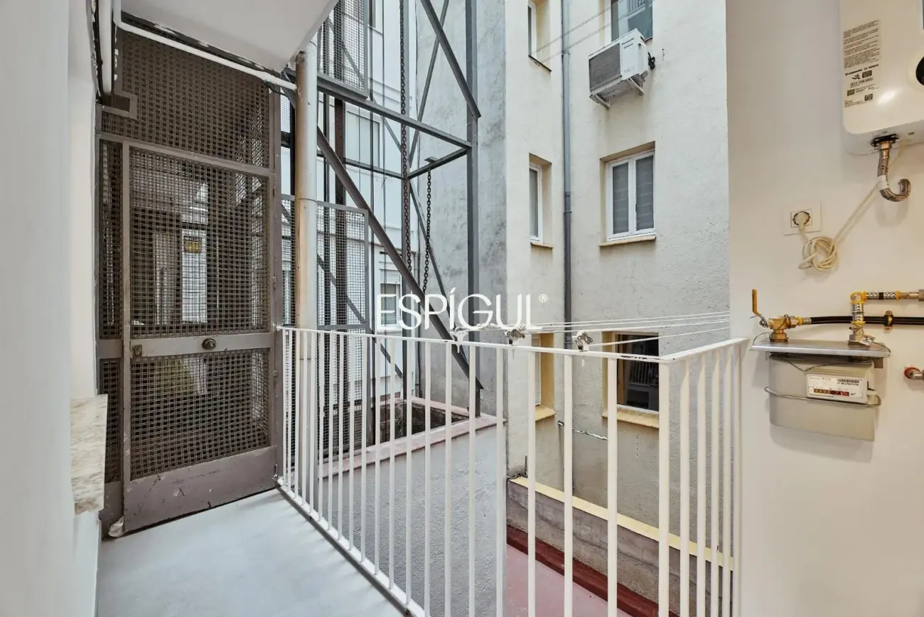 Отремонтированная, меблированная квартира на продажу с гаражным местом, включенным в стоимость. Готова к заселению.