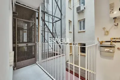 Отремонтированная, меблированная квартира на продажу с гаражным местом, включенным в стоимость. Готова к заселению.