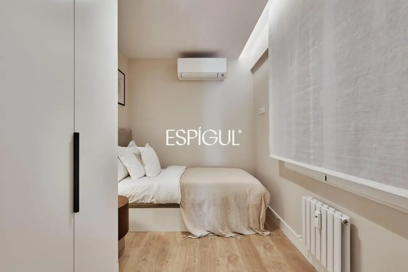 Отремонтированная, меблированная квартира на продажу с гаражным местом, включенным в стоимость. Готова к заселению.