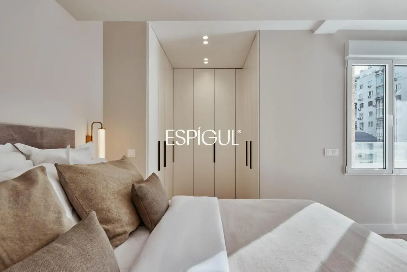 Отремонтированная, меблированная квартира на продажу с гаражным местом, включенным в стоимость. Готова к заселению.