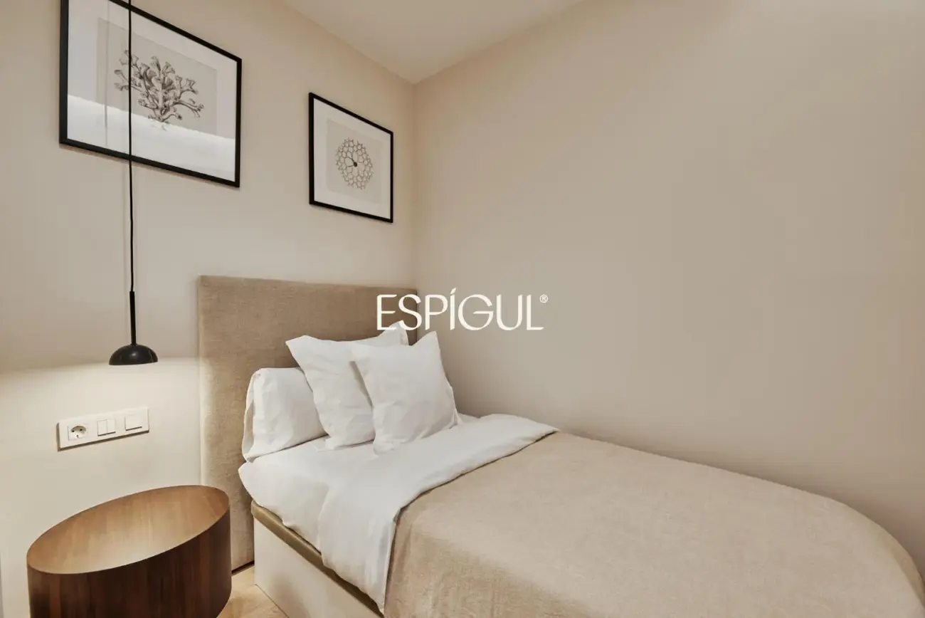 Отремонтированная, меблированная квартира на продажу с гаражным местом, включенным в стоимость. Готова к заселению.