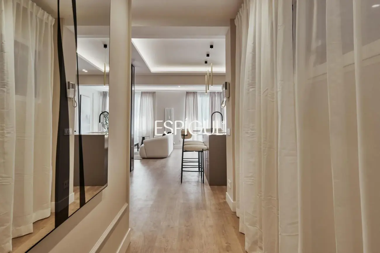 Отремонтированная, меблированная квартира на продажу с гаражным местом, включенным в стоимость. Готова к заселению.