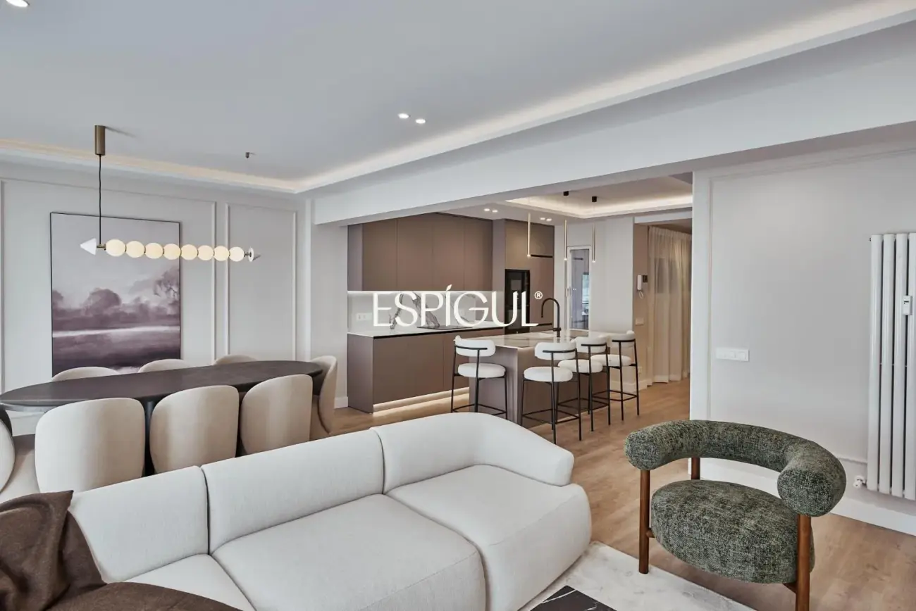 Отремонтированная, меблированная квартира на продажу с гаражным местом, включенным в стоимость. Готова к заселению.